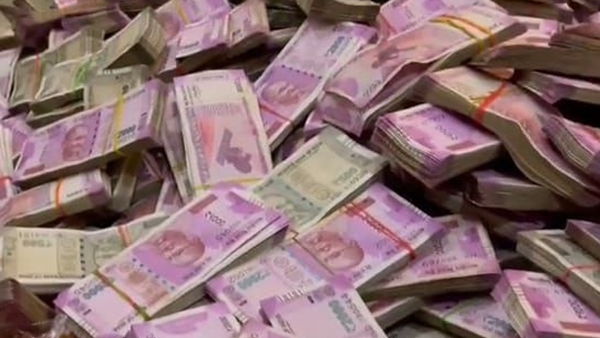 नौकरी में करीब 13 हेक्टेयर जमीन, मकान और कई गाडियां