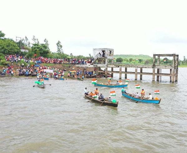 पहली बार हुई तिरंगे वाली नौका प्रतियोगिता