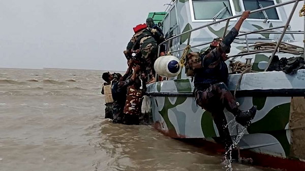 Pak fishing boats seized in indian water area