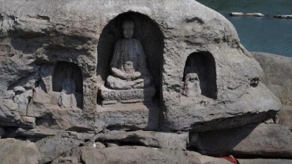 कमल आसन पर बैठे दिखे भगवान बुद्ध