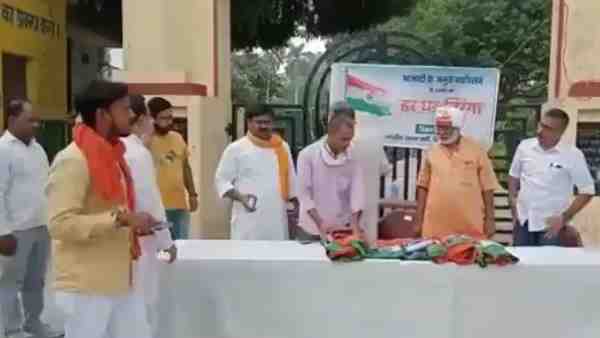 Bulandshahr news: BJP workers selling national flag for Rs 20 Bulandshahr news: BJP workers selling national flag for Rs 20