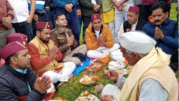 दयारा बुग्याल में पारंपरिक व ऐतिहासिक बटर फेस्टिवल यानि अढूंडी उत्सव का आयोजन
