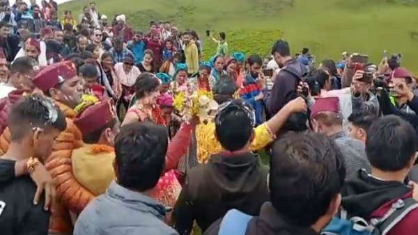 दयारा बुग्याल उत्तरकाशी जिले में स्थित