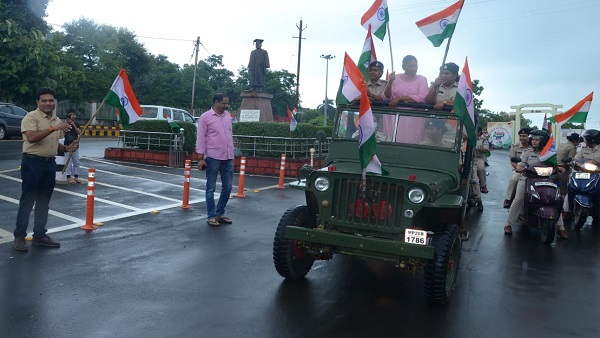 कलेक्टर को दीपक आर्य ने हरी झंडी दिखाकर विश्वविद्यालय परिसर से रवाना किया। कलेक्टर को दीपक आर्य ने हरी झंडी दिखाकर विश्वविद्यालय परिसर से रवाना किया।