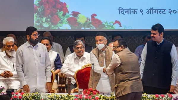 उद्धव से बगावत करने वाले विधायकों पर भी कसा तंज 