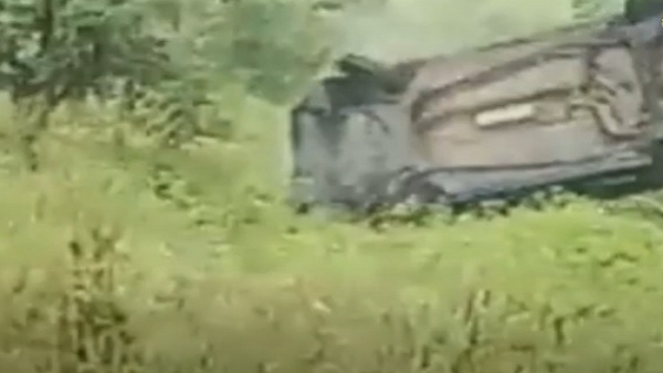 खेत में जा गिरी कार खेत में जा गिरी कार