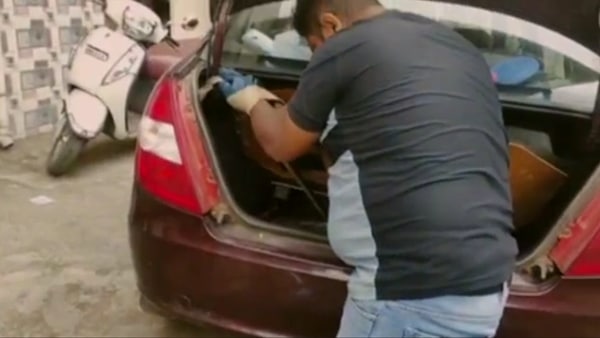 सांप को निकालने बुलाना पड़ा सर्प विशेषज्ञ सांप को निकालने बुलाना पड़ा सर्प विशेषज्ञ