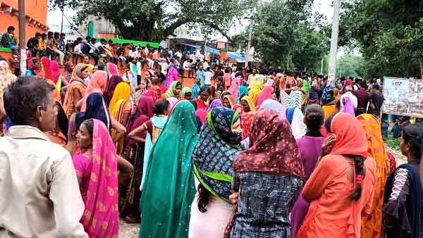 परिजनों ने स्कूल में नारेबाजी और तोड़फोड़ किया