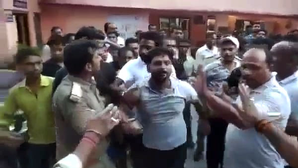 बाइक चालक को पकड़ी थी पुलिस