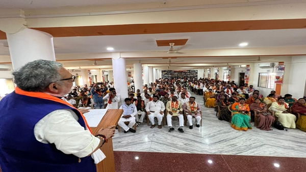 पार्टी नेताओं कार्यकर्ताओं से मुलाकात 