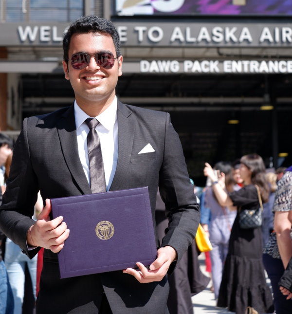 नोएडा-हैदराबाद में भी की नौकरी