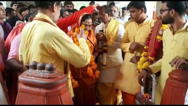पीतांबरा पीठ पहुंचकर की पूजा।