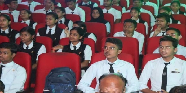 सीएम ने बच्चों से की खेलने-कूदने की अपील