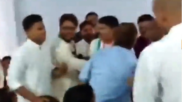 नेताओं ने मारने के लिए हाथ भी उठा लिया नेताओं ने मारने के लिए हाथ भी उठा लिया