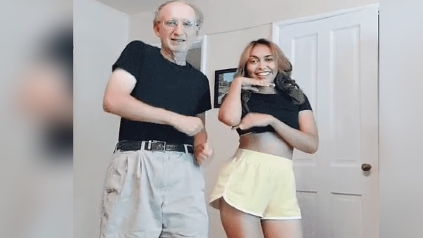 लोगों ने किया ट्रोल, कहा- 'सच्चा प्यार... वीजा के लिए' लोगों ने किया ट्रोल, कहा- 'सच्चा प्यार... वीजा के लिए'