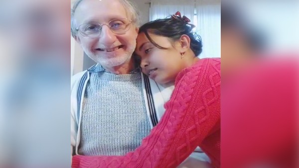 टिक-टॉक पर कपल बनाता है वीडियो टिक-टॉक पर कपल बनाता है वीडियो