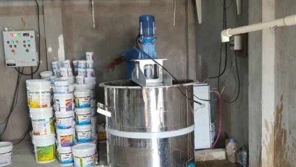 1 दिन में 2 हज़ार लीटर ऑर्गेनिक पेंट होता है तैयार