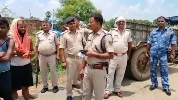 हत्या के विरोध में ग्रामीणों ने किया प्रदर्शन