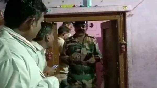 घर के दरवाजे खुले देखकर पड़ोसी पहुंचे घर के अंदर