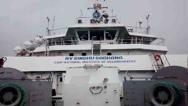 तमिल मीडियम से शिक्षा की शुरुआत