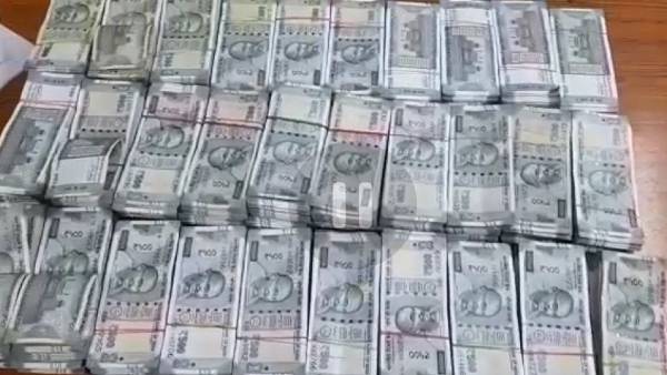 1 करोड़ 22 लाख 77 हज़ार रुपये बरामद 1 करोड़ 22 लाख 77 हज़ार रुपये बरामद