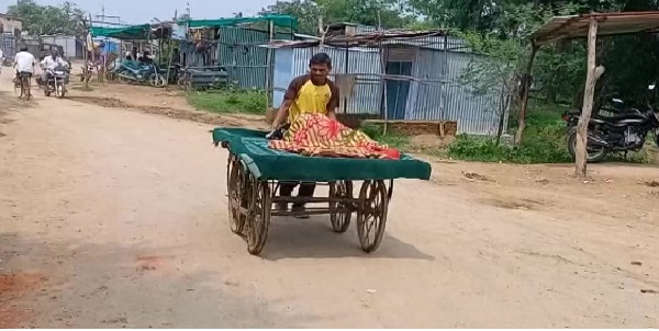 2 किलोमीटर ठेले से लेकर अस्पताल पहुंचा 2 किलोमीटर ठेले से लेकर अस्पताल पहुंचा