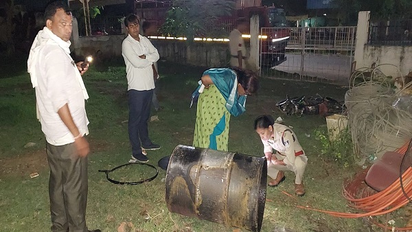 लोहे ड्रम में एक इंसान को जलाए लोहे ड्रम में एक इंसान को जलाए