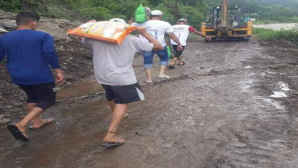 जिला मुख्यालय से दूर दर्जनों गांव अब जिदंगी की जंग लड़ रहे