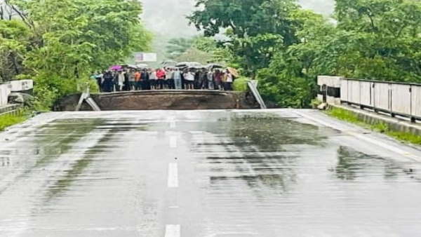 सौंग नदी पर बना पुल टूटने से वैकल्पिक मार्ग बंद 