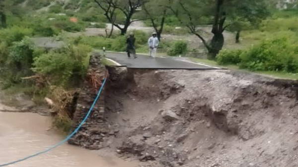 रायपुर प्रखंड के सरखेत गांव में सुबह 2.45 बजे बादल फटने की सूचना