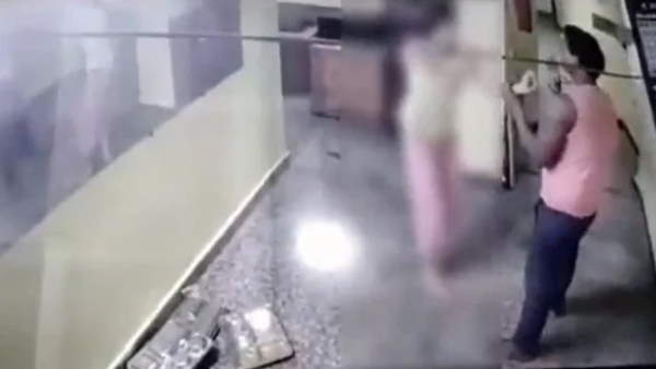 वीडियो में दौड़ती हुई दिखीं लड़कियां