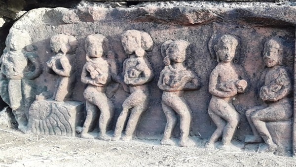 कंस द्वारा देवकी के छह शिशुओं की हत्या को भी अंकित किया गया