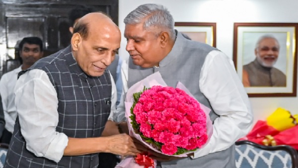 सुबह नाश्ते में दही और ठंडी रोटी खाते हैं धनखड़