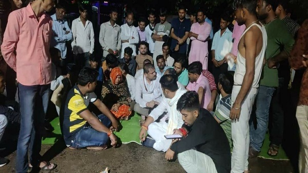 झमाझम बारिश में भीगते हुए धरना दिया झमाझम बारिश में भीगते हुए धरना दिया