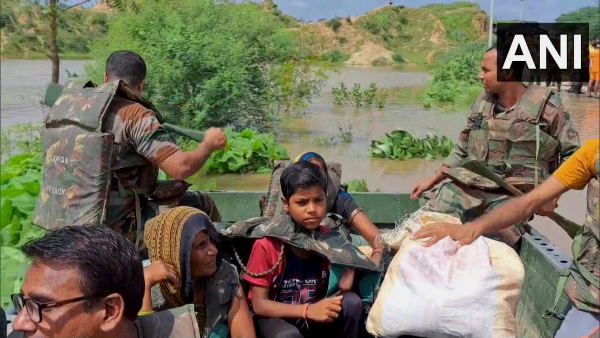 खतरे के निशान से ऊपर बह रही चंबल