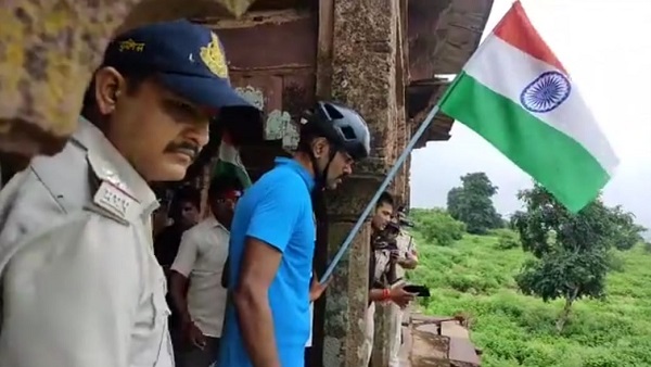 डीआईजी साइकल रैली लेकर ऐतिहासिक स्थल पहुंचे, तिरंगा फहराया डीआईजी साइकल रैली लेकर ऐतिहासिक स्थल पहुंचे, तिरंगा फहराया