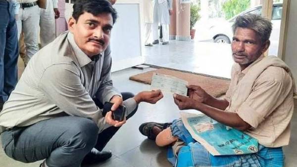 ज़मीन में बैठकर सुनी दिव्यांग की फरियाद ज़मीन में बैठकर सुनी दिव्यांग की फरियाद