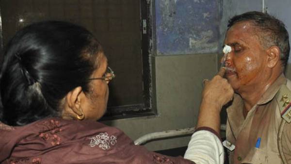 घर वालों ने किया पुलिसकर्मियों पर हमला