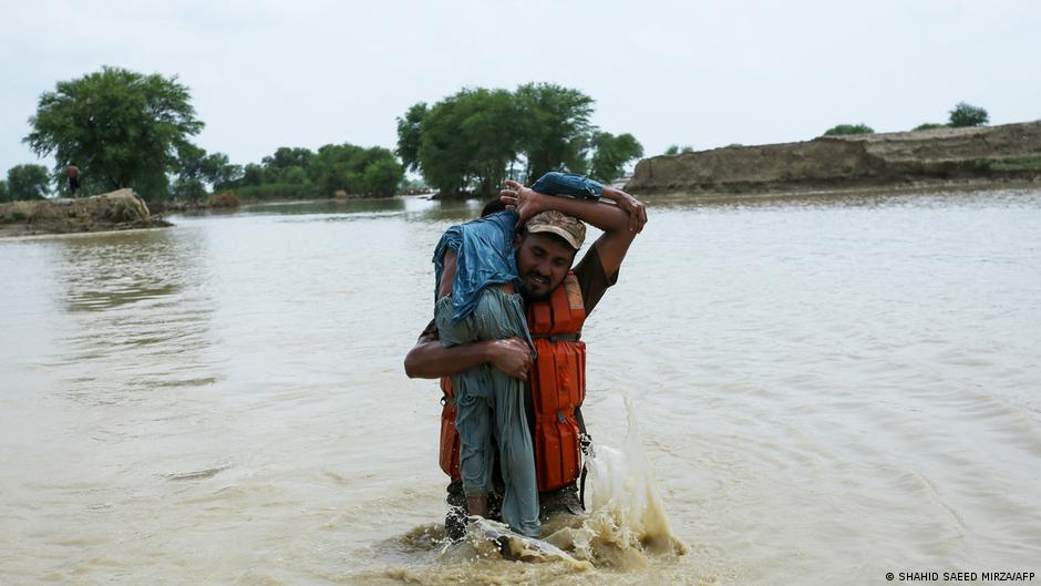 बाढ़ की चपेट में आए सैकड़ों गांव
