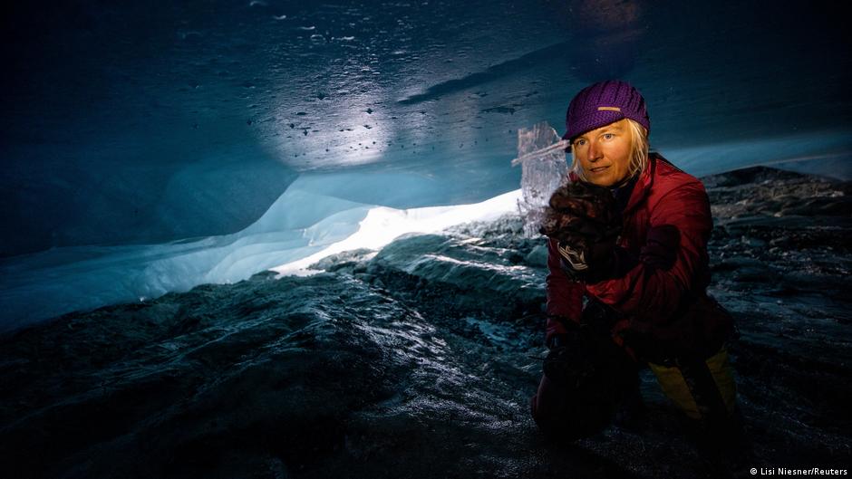 आंद्रेया फिशर ग्लेशियर में बने एक प्राकृतिक गड्ढे का निरिक्षण करती हुईं