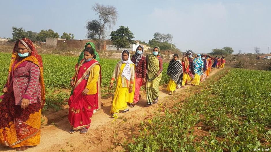 बुंदेलखंड की महिलाओं की मेहनत से खड़ा बड़ा कारोबार बुंदेलखंड की महिलाओं की मेहनत से खड़ा बड़ा कारोबार