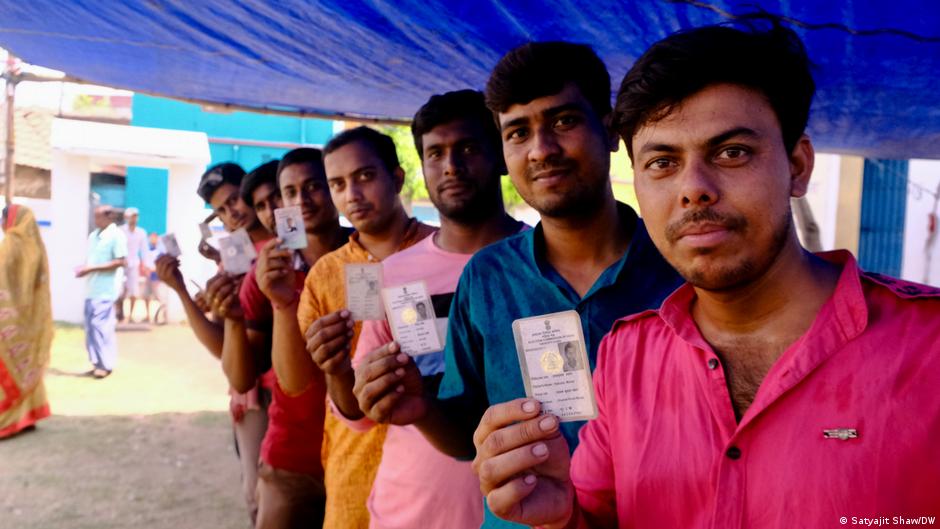 चुनाव आयोग खुल कर मुफ्त सामान के वादों का विरोध नहीं कर रहा है