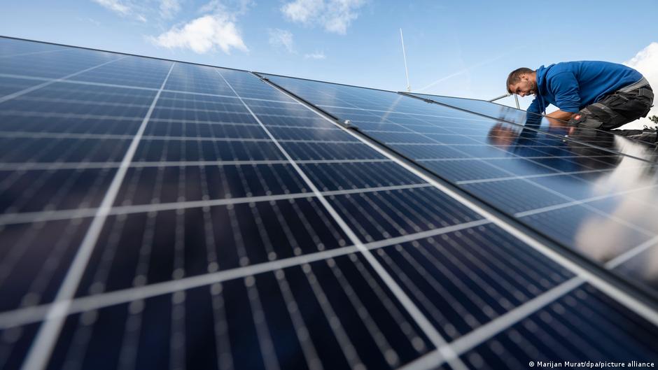 जो लोग छतों पर सोलर पैनल लगाना चाहते हैं उन्हें 2024 तक इंतजार करना होगा