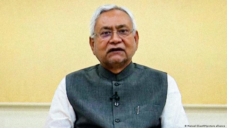 मुख्यमंत्री नीतीश कुमार भी कह रहे हैं कि रोजगार देंगे मगर कहां से इसका कोई ब्यौरा नहीं है