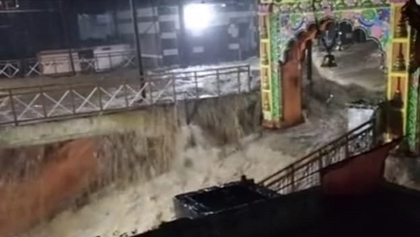 भगवान भोलेनाथ का प्रकृति ने भव्य और दिव्य अभिषेक किया 