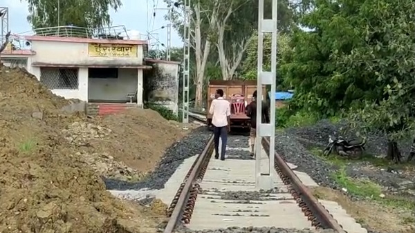 रेलवे ट्रैक के सेंटर से 3.10 मीटर दूर पोल लगता है