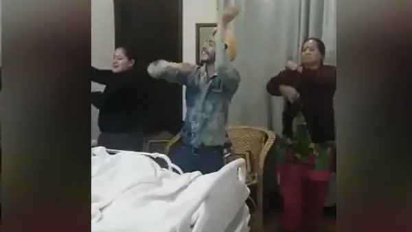 बीमार दादाजी को खुश करने के लिए डांस