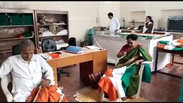 हर घर तिरंगा अभियान की वजह से बढ़ गया है काम हर घर तिरंगा अभियान की वजह से बढ़ गया है काम