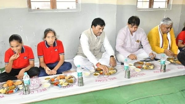 सुभाष चंद्र बोस आवासीय बालिका छात्रावास में किया भोजन सुभाष चंद्र बोस आवासीय बालिका छात्रावास में किया भोजन