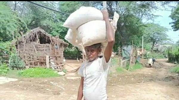 मुकुटपुरा गांव के ग्रामीण अपने घरों से कर रहे हैं पलायन